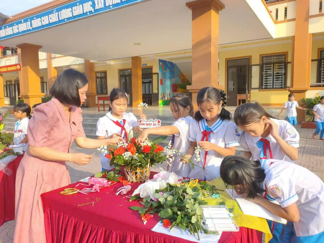 Thi cắm hoa 1