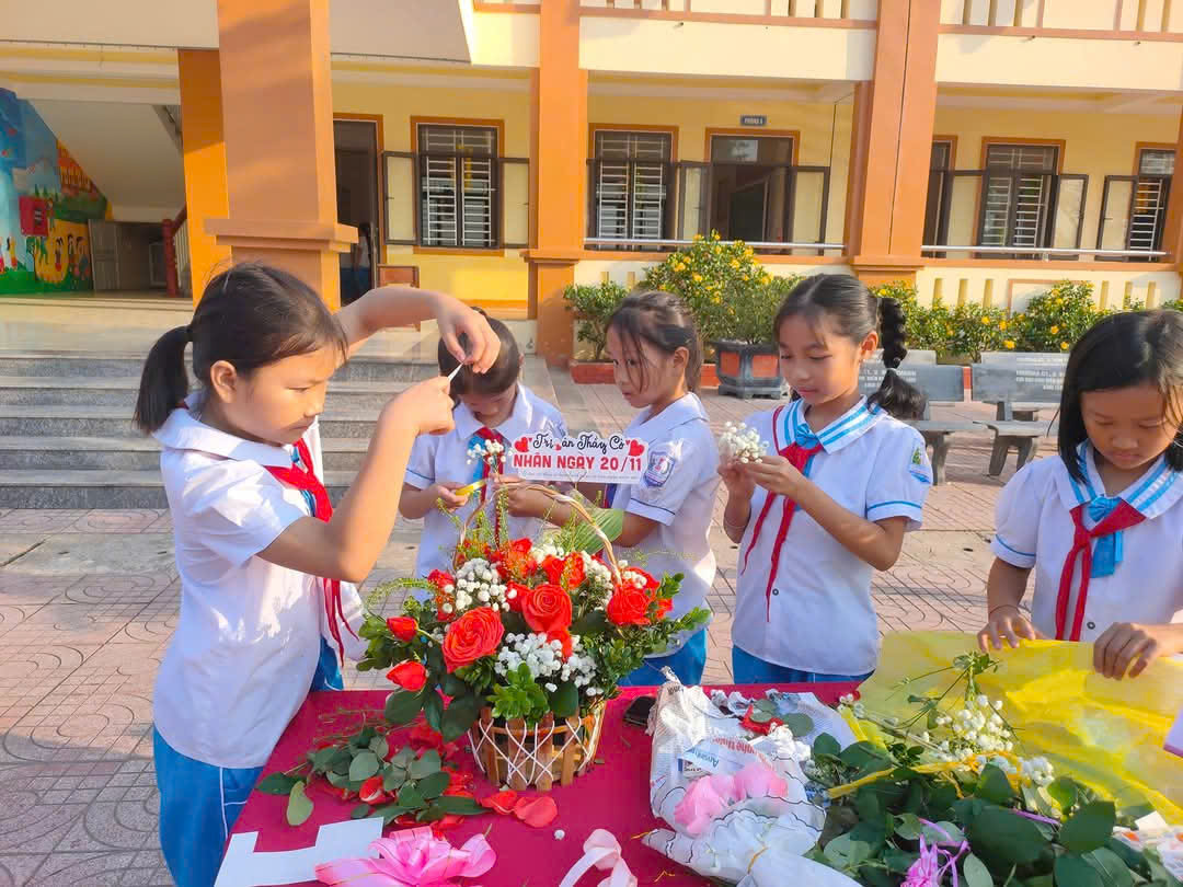 Thi cắm hoa 2